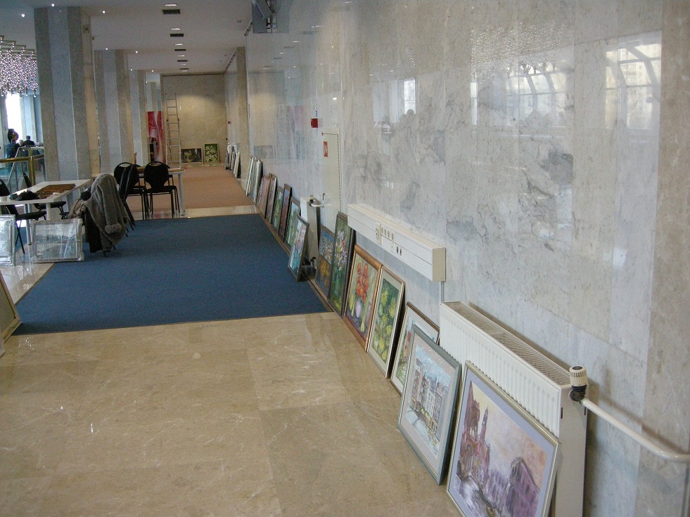 Идет подготовка к развеске живописных работ Кузнецова Сергея